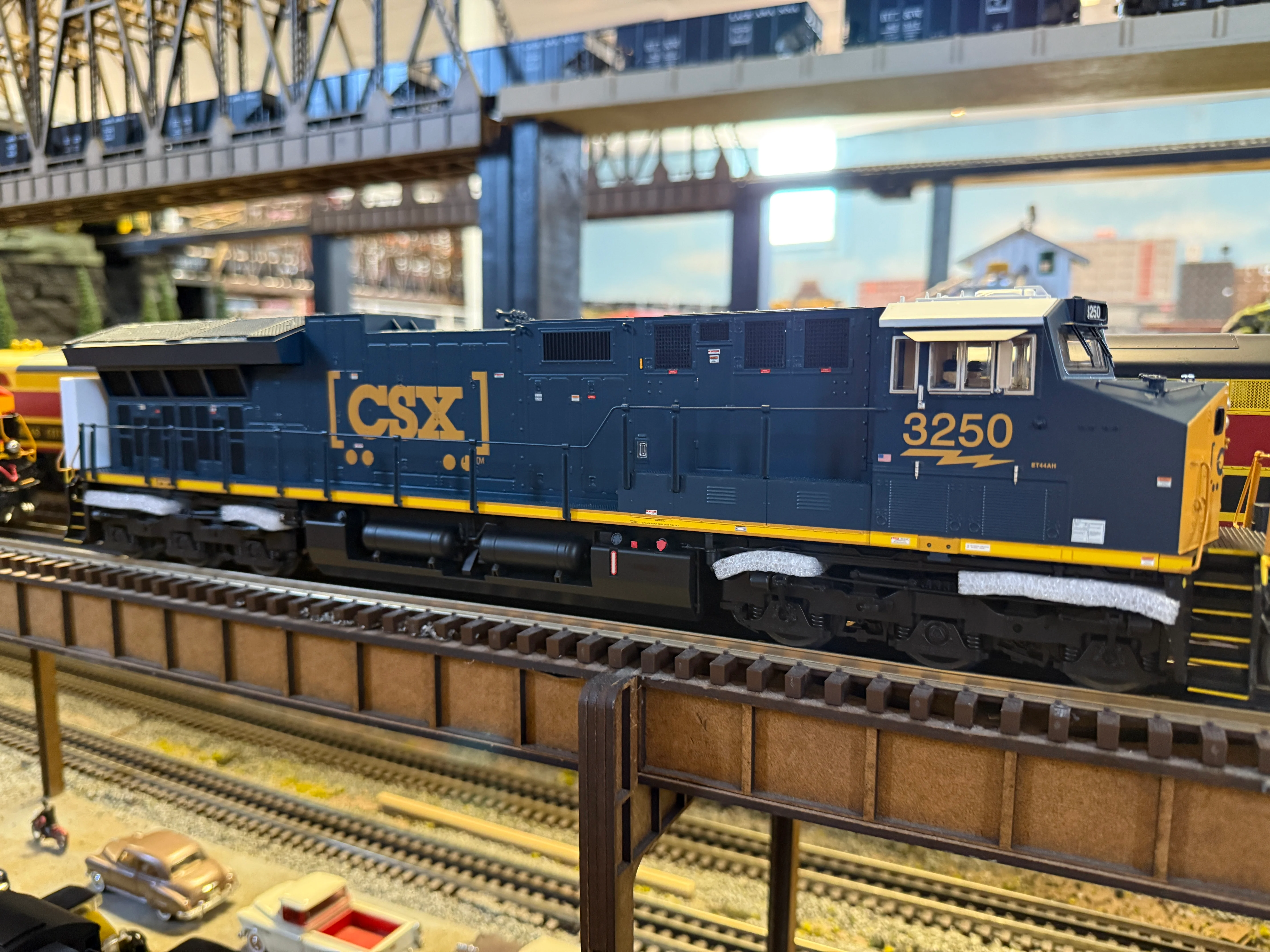 Lionel 2533471 - Legacy ET44AC Diesel Locomotive "CSX" #3250 - Image 3