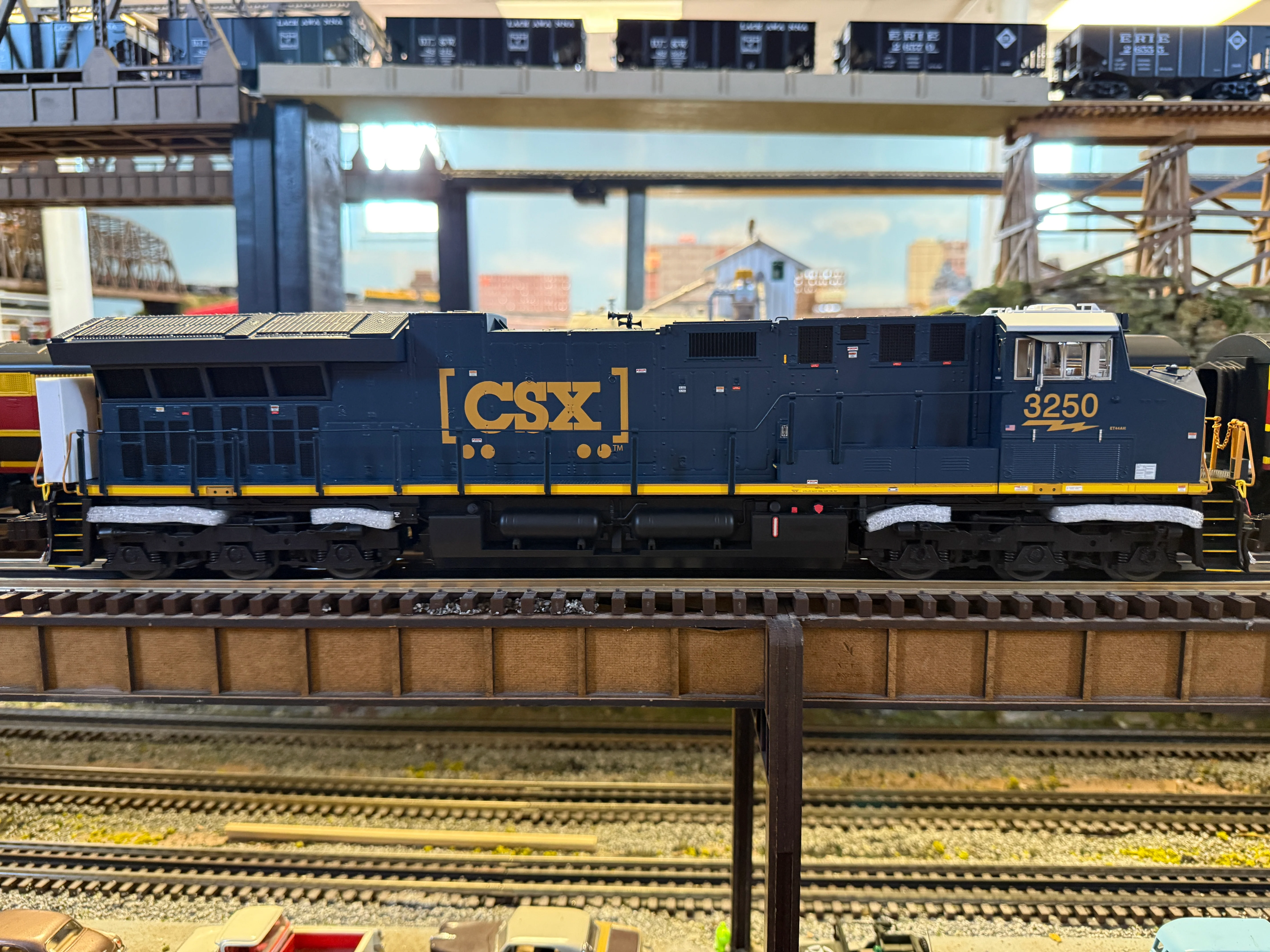 Lionel 2533471 - Legacy ET44AC Diesel Locomotive "CSX" #3250 - Image 4