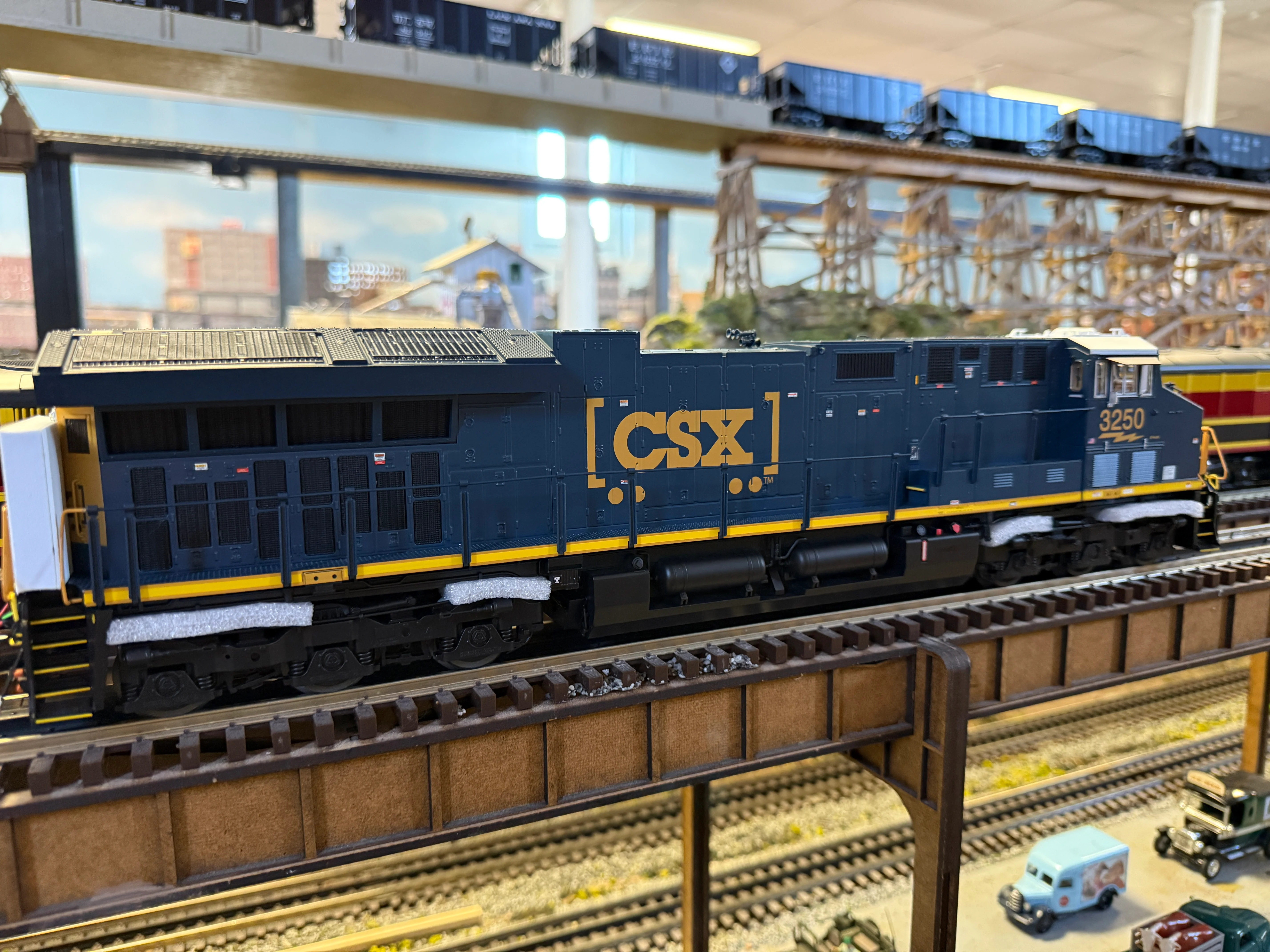 Lionel 2533472 - Legacy ET44AC Diesel Locomotive "CSX" #3302 - Image 5