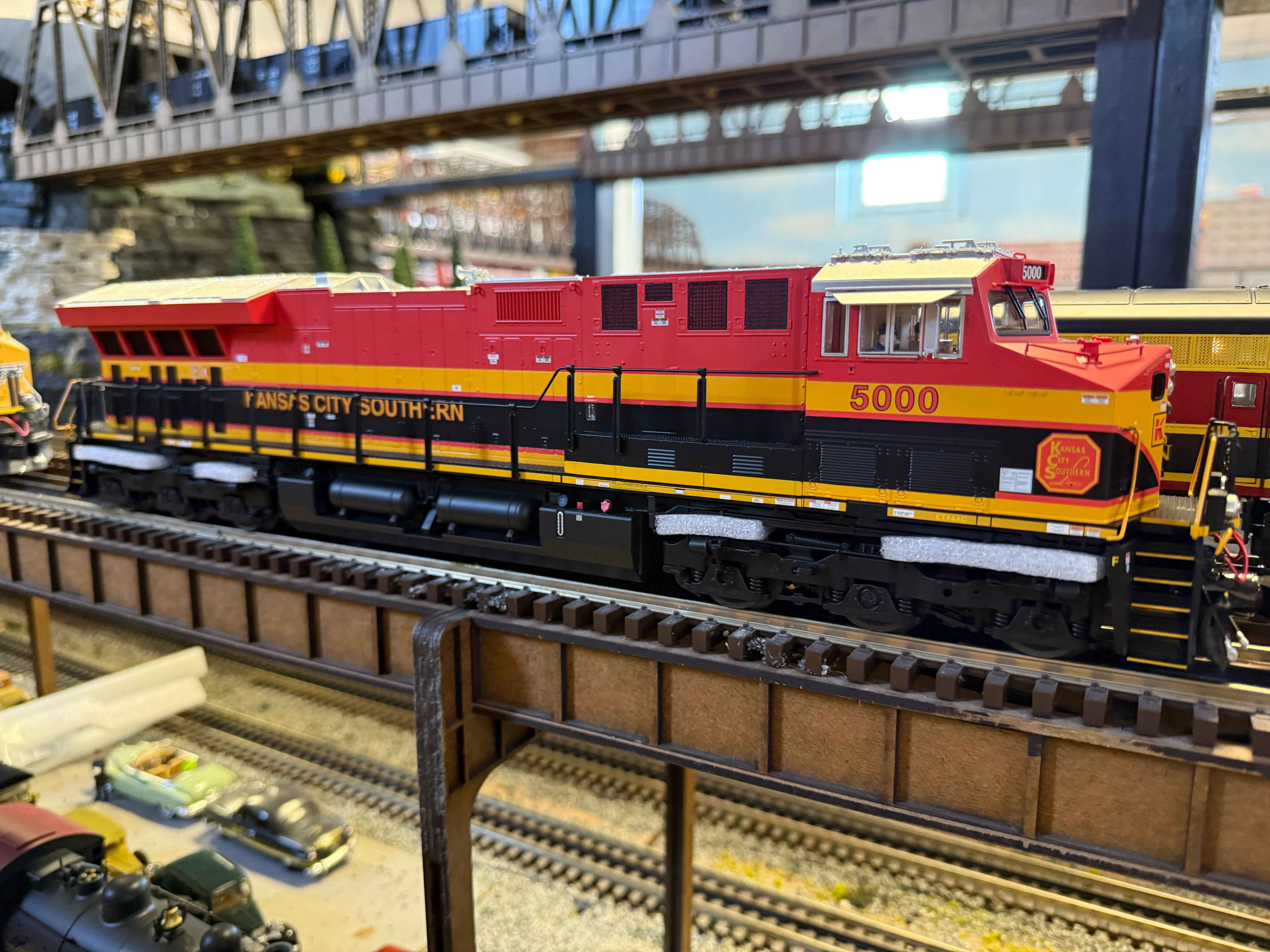 Lionel 2533489 - Legacy ET44AC SuperBass "Kansas City Southern" #5019 (Non-Powered) - Image 3